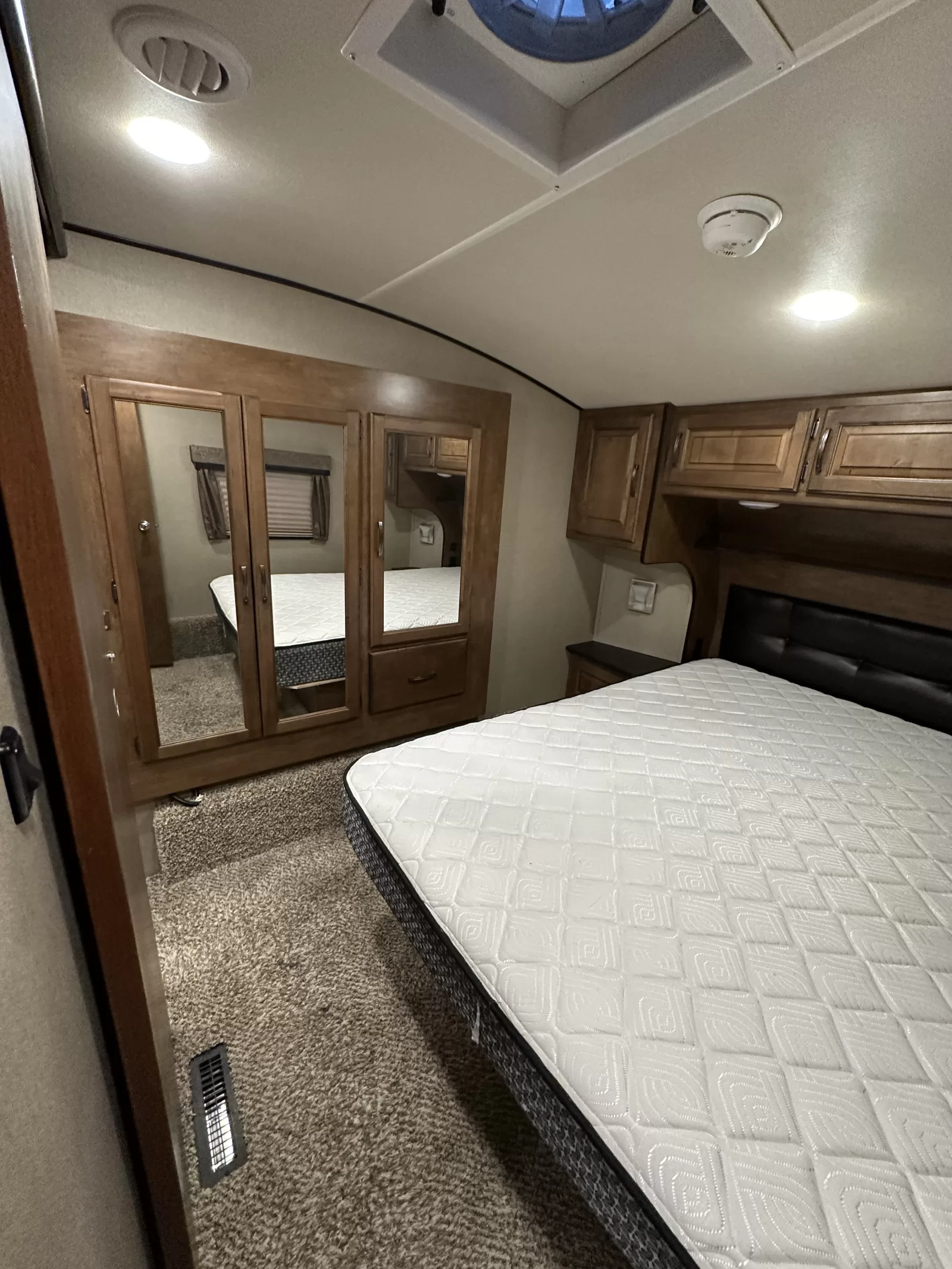 2017 Grand Design Reflection  303RLS Fifth Wheel interior overview 11 at All Star Rv in Littleton, CO