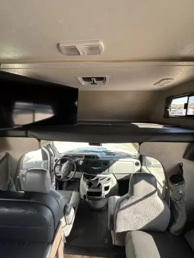 Consignment 2019 Thor Motor Coach Majestic 28A — photo 2