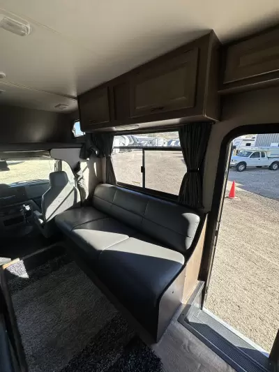 Consignment 2019 Thor Motor Coach Majestic 28A — photo 3